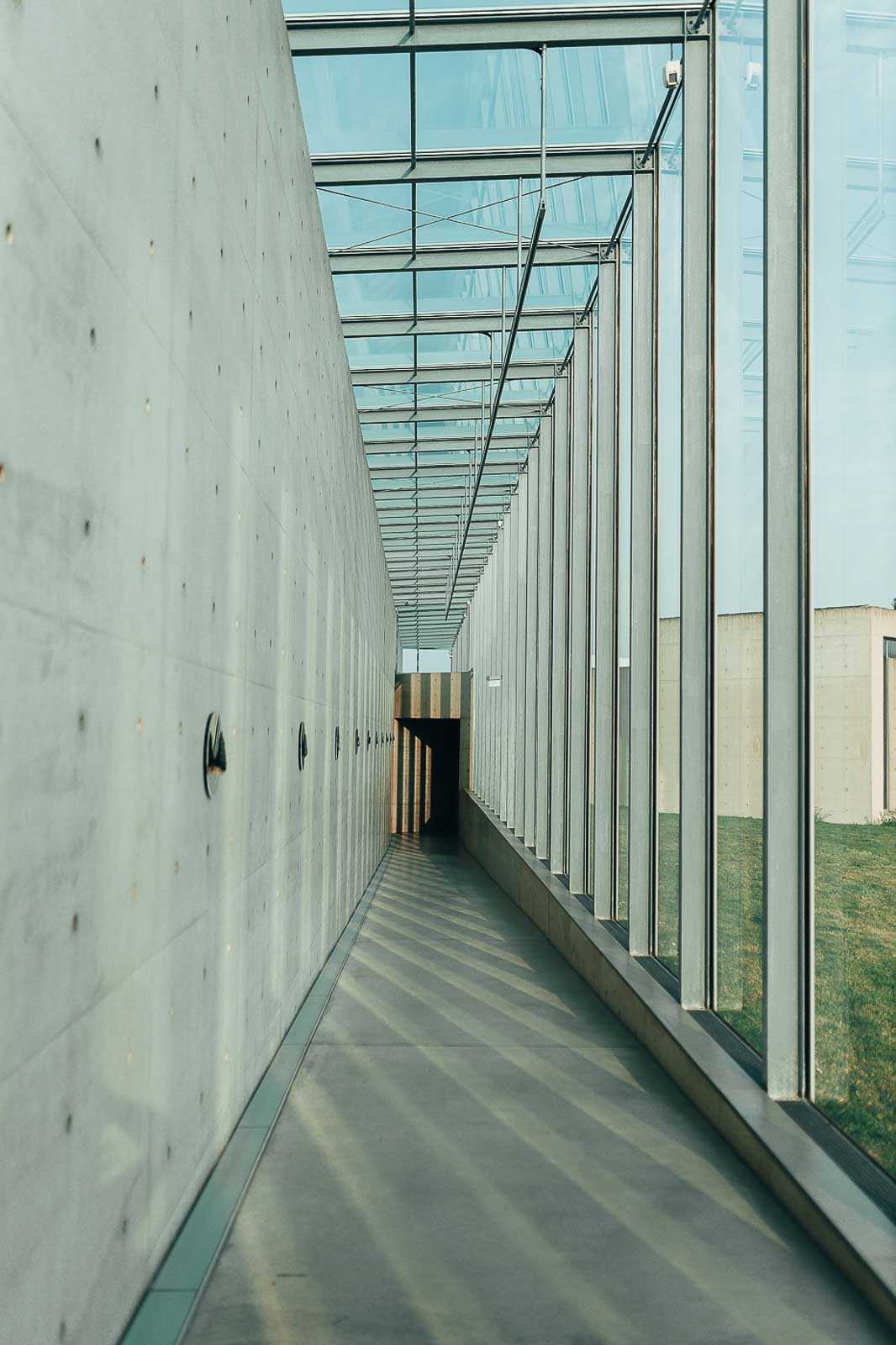 Lichtdurchfluteter Eventraum der Langen Foundation in Neuss