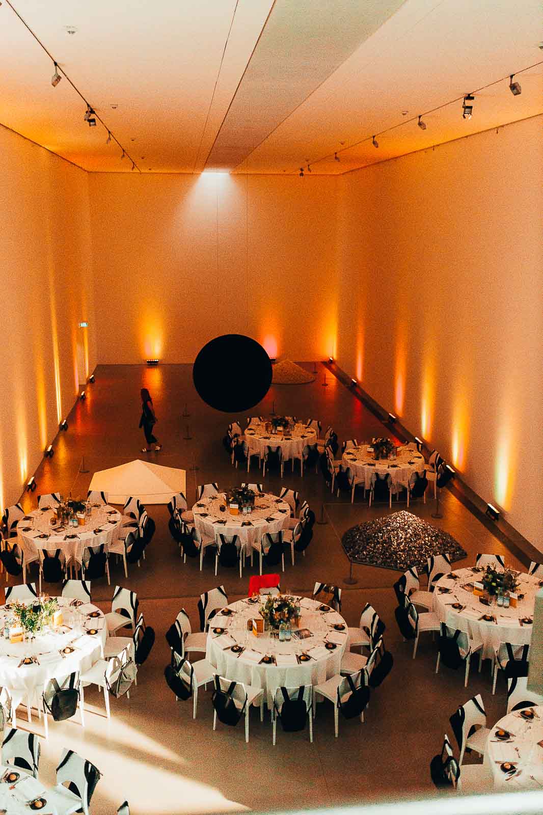 Dinner-Setup in der Langen Foundation bei Düsseldorf
