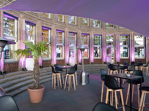 Terrasse der Rheinterrasse am Rhein