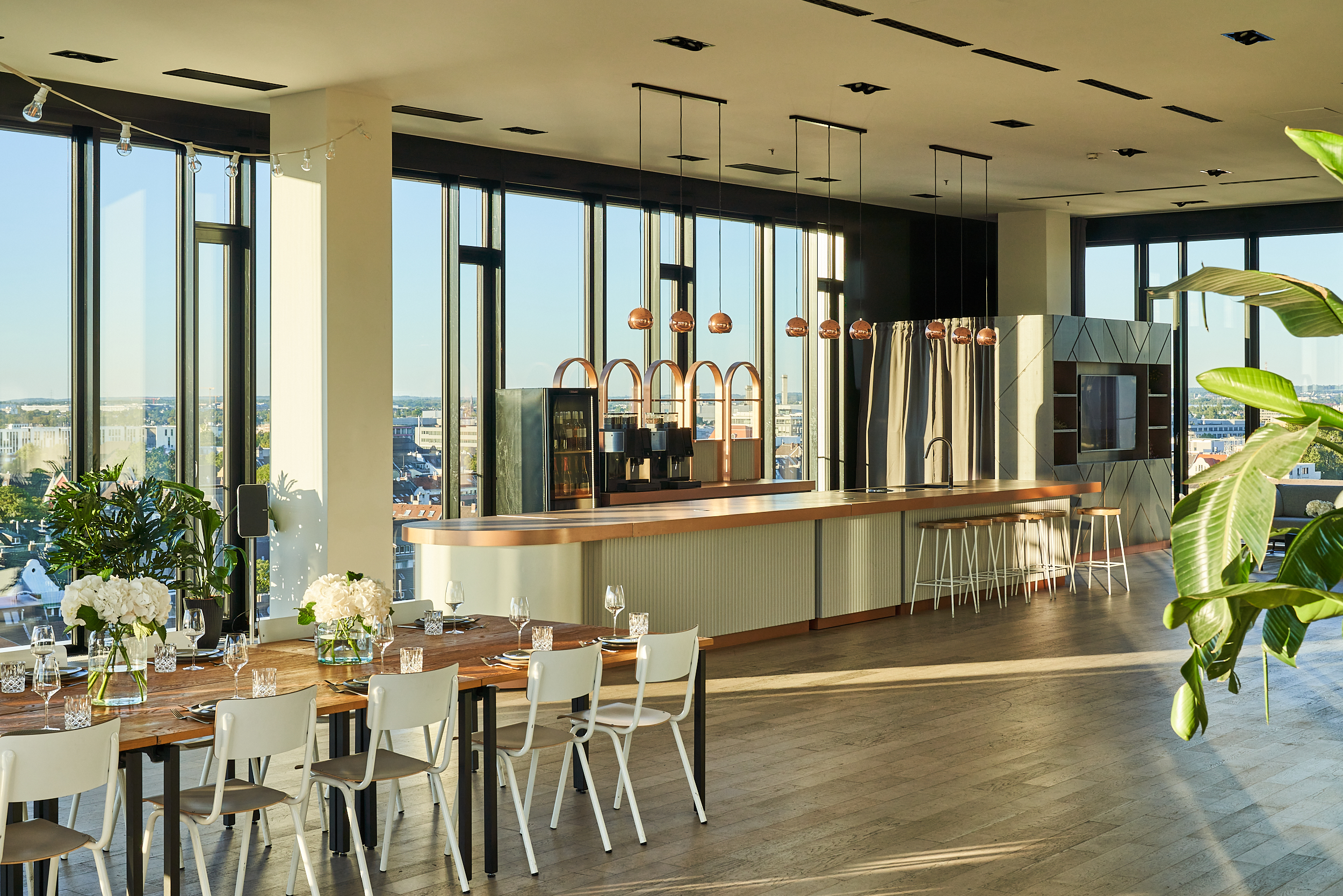 Dachterrasse des Forty Four Düsseldorf mit Skyline-Blick