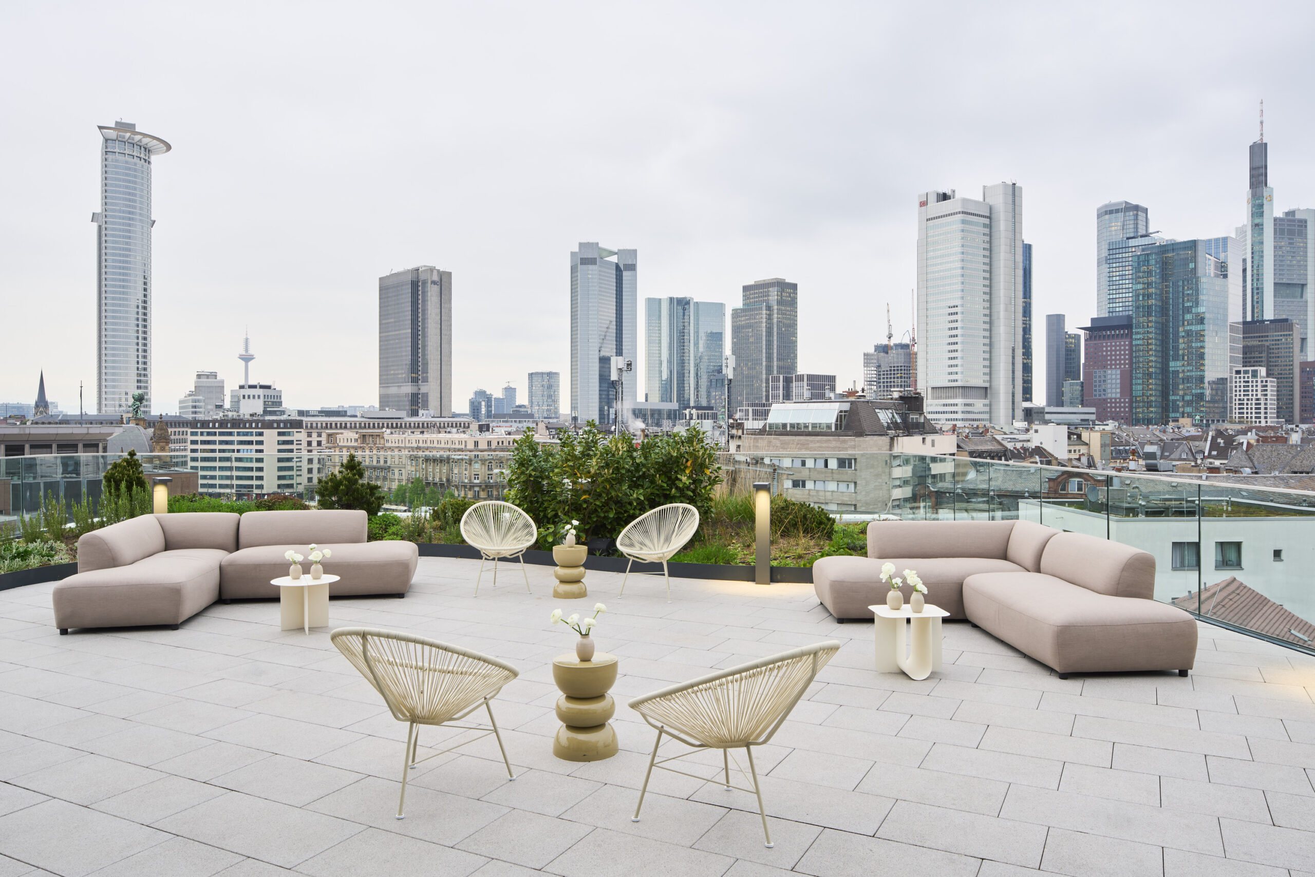 Dachterrasse des Place to be – Kreisler mit Frankfurter Skyline