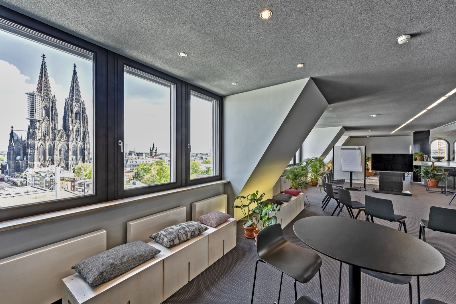 Design Offices Köln Dominium · begrünter Innenhof