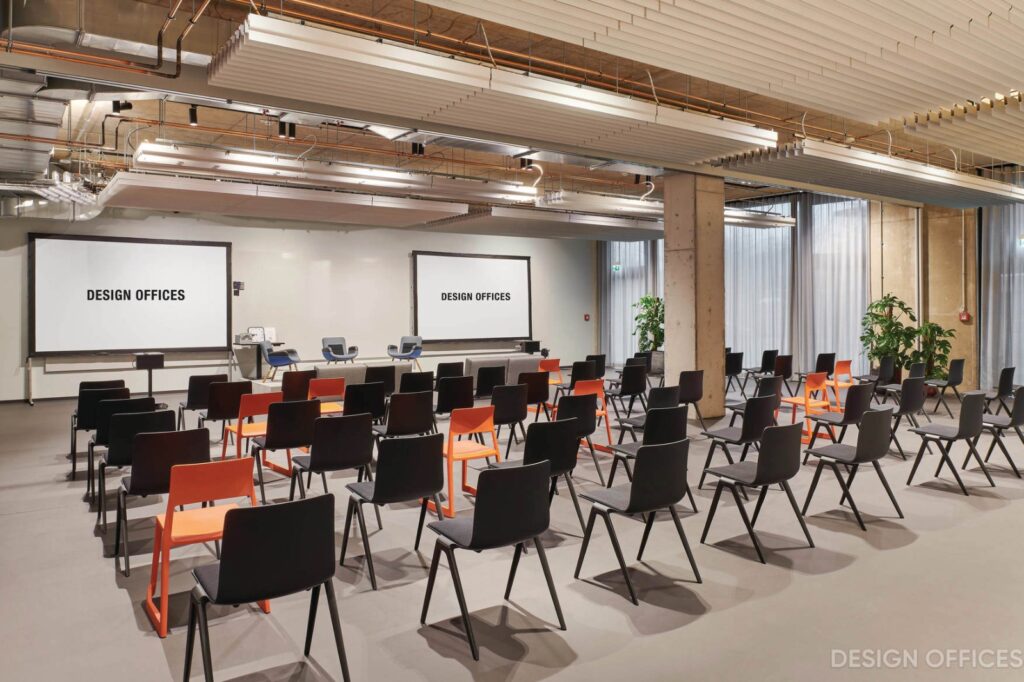 Großer Konferenzraum mit Reihenbestuhlung und zwei Projektionsleinwänden im Design Offices Köln Schanzenstraße