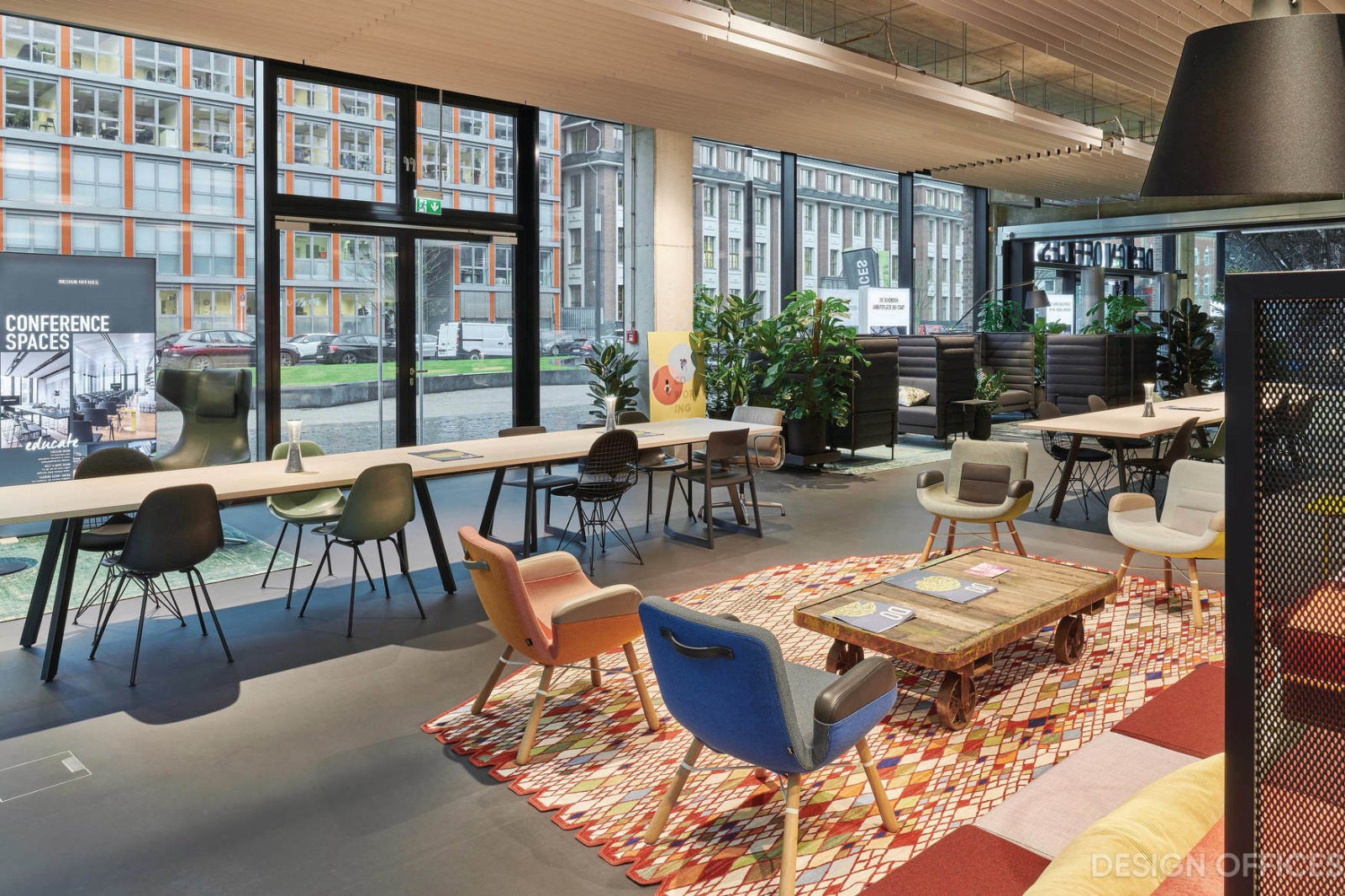Lounge- und Coworkingbereich mit Fensterfront